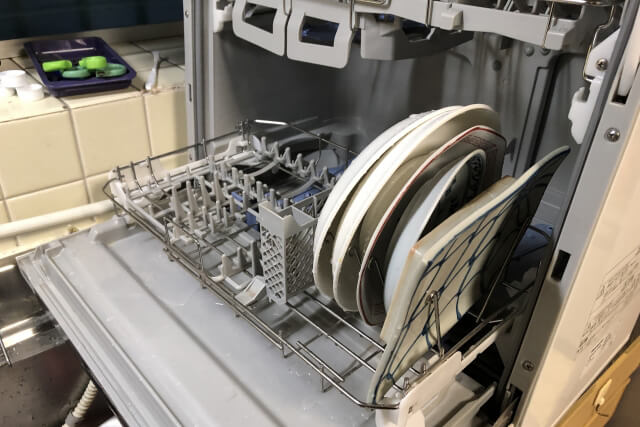 食器洗浄機で皿を洗う
