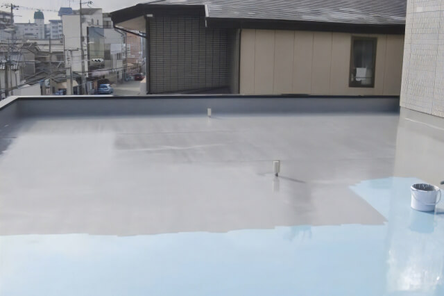 屋上を防水施工してる
