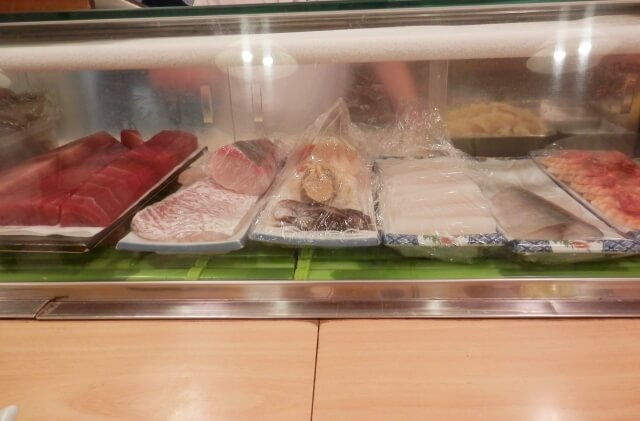 寿司のネタケースに刺身がたくさん